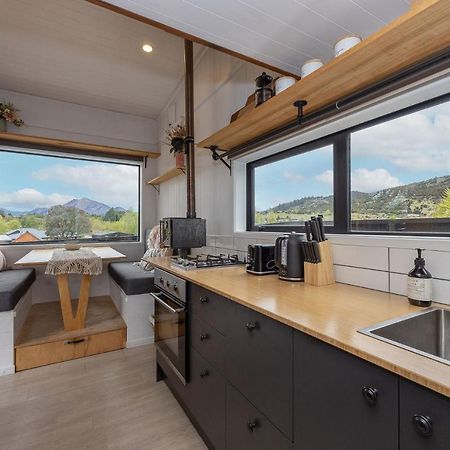 Tiny House With Mountain Views, Indoor And Outdoor Fire, Private Courtyard Garden Apartment Wanaka Luaran gambar