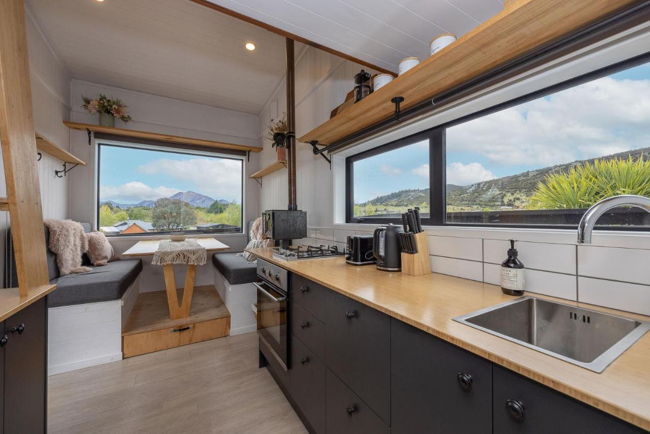 Tiny House With Mountain Views, Indoor And Outdoor Fire, Private Courtyard Garden Apartment Wanaka Luaran gambar