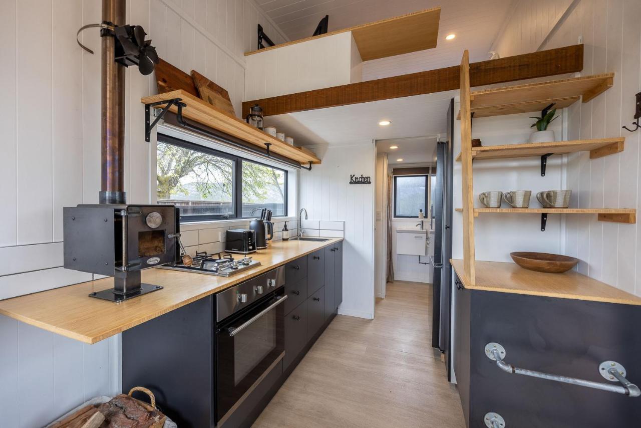 Tiny House With Mountain Views, Indoor And Outdoor Fire, Private Courtyard Garden Apartment Wanaka Luaran gambar