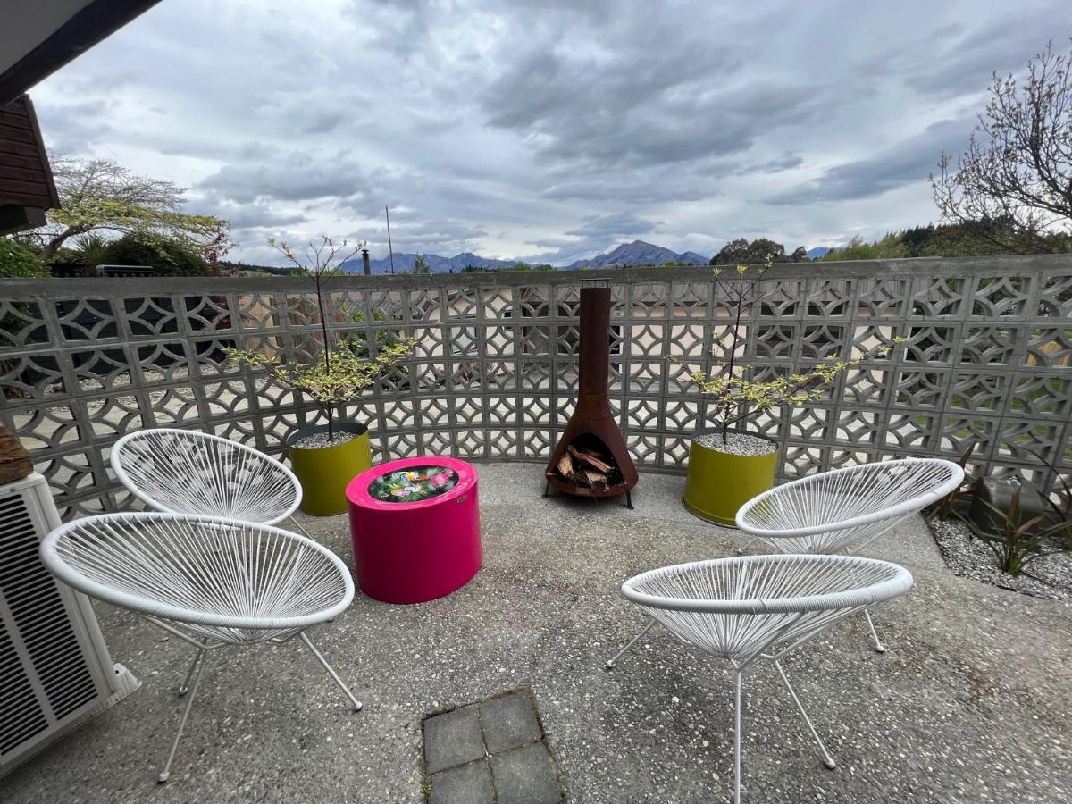 Tiny House With Mountain Views, Indoor And Outdoor Fire, Private Courtyard Garden Apartment Wanaka Luaran gambar