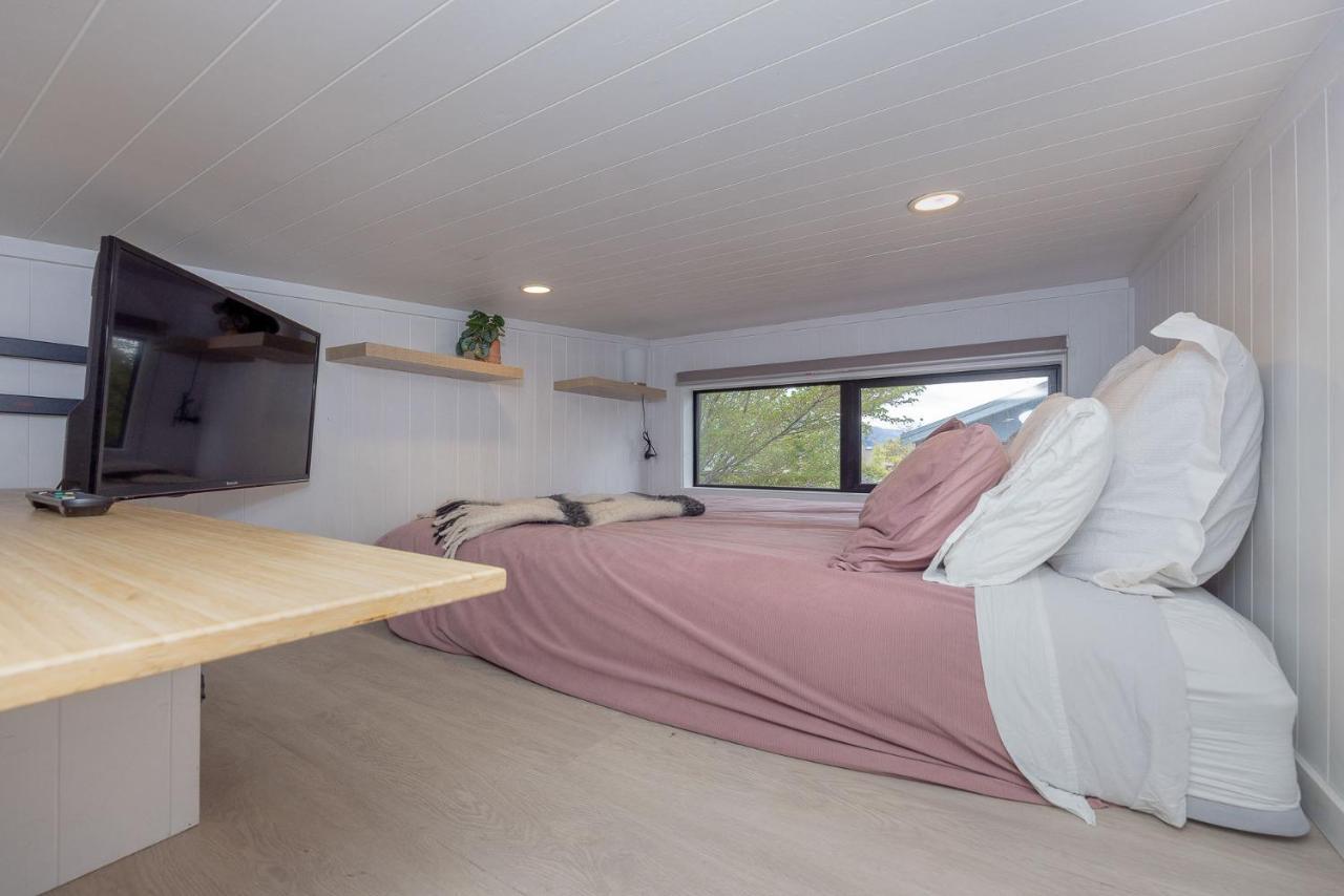 Tiny House With Mountain Views, Indoor And Outdoor Fire, Private Courtyard Garden Apartment Wanaka Luaran gambar