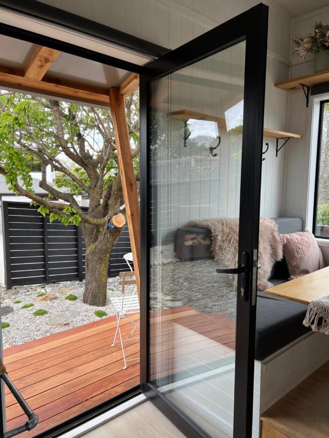 Tiny House With Mountain Views, Indoor And Outdoor Fire, Private Courtyard Garden Apartment Wanaka Luaran gambar